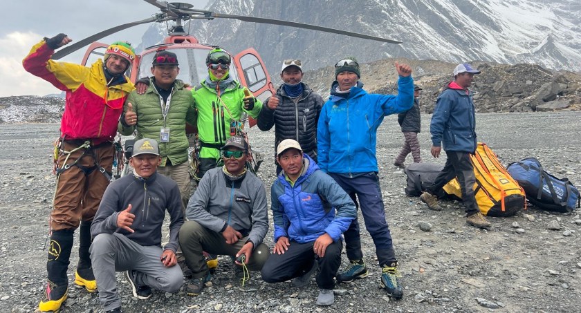 Zespół ratowników, którzy brali udział w akcji na Annapurnie. Zdjęcie Adam Bielecki