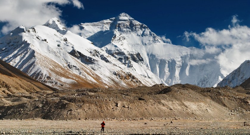 Mount Everest w pełnej okazałości. Zdjęcie Adobe Stock