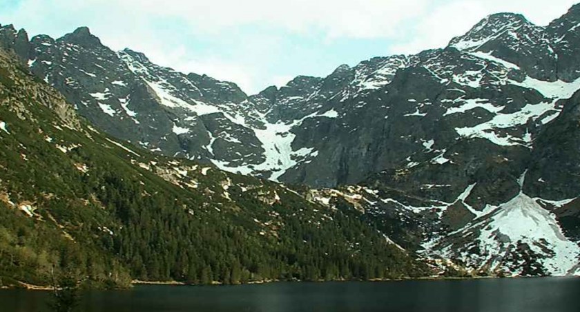 Widok znad Morskiego Oka w kier. Rysów i Mięguszowieckich Szczytów, zdjęcie kamery TOPR