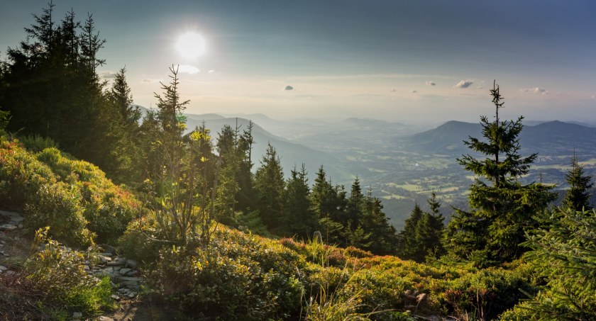 Zachód słońca w Beskidzie Śląsko-Morawskim z Radhostem w oddali, zdjęcie Adobe Stock