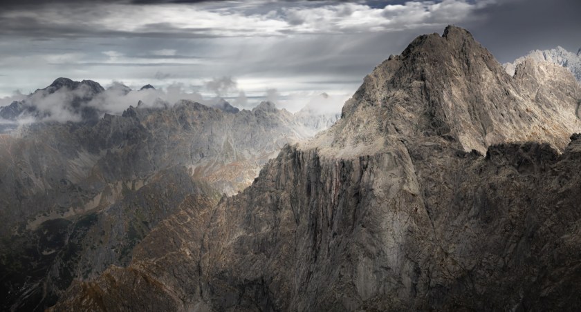 Widok z Rysów na Ganek (2462m n.p.m.) – szczyt w słowackiej części Tatr Wysokich. Zdjęcie Maciej Durczak