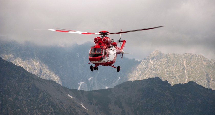 Śmigłowiec TOPR nad Tatrami, zdjęcie Adobe Stock