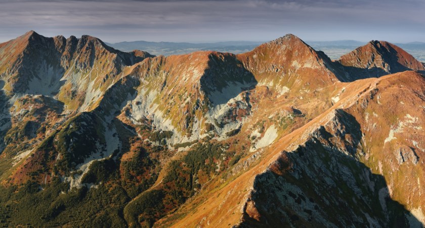Tatry Zachodnie, widok z Barańca na słowacką Orlą Perć, po prawej Rohacze. Zdjęcie Karol Nienartowicz
