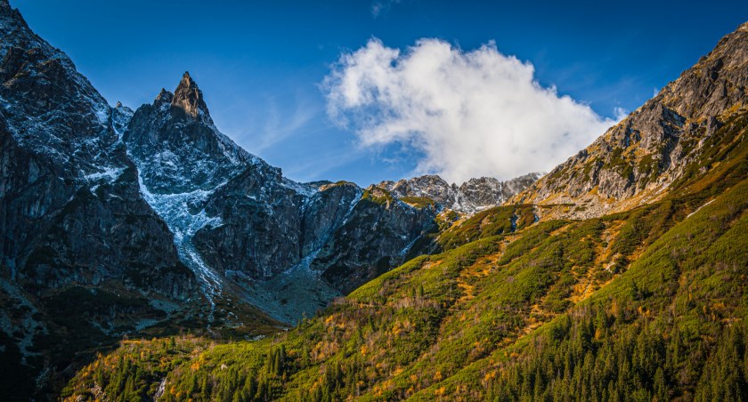 Charakterystyczny wierzchołek Mnicha wznosi się nad Morskim Okiem. Zdjęcie Adobe Stock