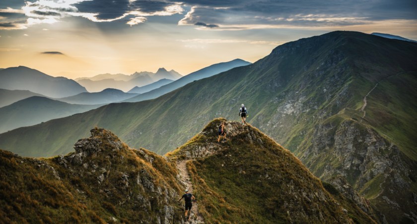 Bieg granią Tatr. Pierwsze kilometry za Wołowcem, biegniemy w kierunku Jarząbczego Wierchu. Zdjęcie Kuba Witos