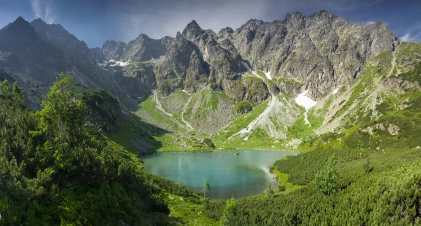 Panorama znad Zielonego Stawu Kaczego. W tle po lewej Kaczy Szczyt, który Wiesław Stanisławski zdobył tuż przed swoją tragiczną śmiercią. Zdjęcie Karol Nienartowicz
