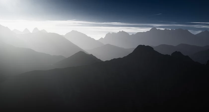Tatry Zachodnie, widok z Giewontu o wschodzie słońca. Zdjęcie Maciej Durczak