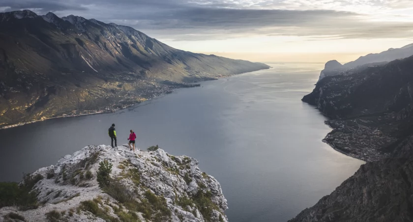 Widok na jezioro Garda od północy, po lewej masyw Monte Baldo. Zdjęcie APT Garda Dolomiti SPA