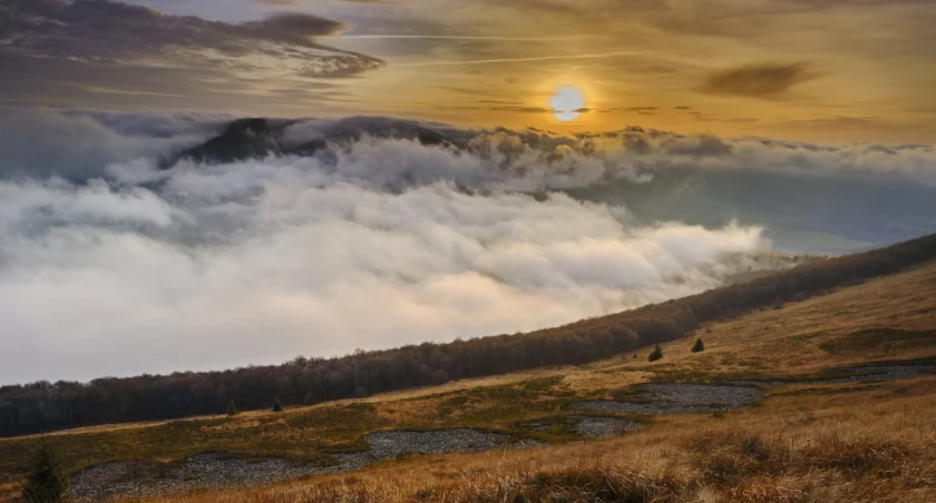 Grzbiet Połoniny Caryńskiej ciągnie się na wysokości ok. 1235-1300 n.p.m. To jedno z najbardziej atrakcyjnych widokowo miejsc w Bieszczadach Wysokich. Zdjęcie Tomasz Poraj www.fotozgor.pl