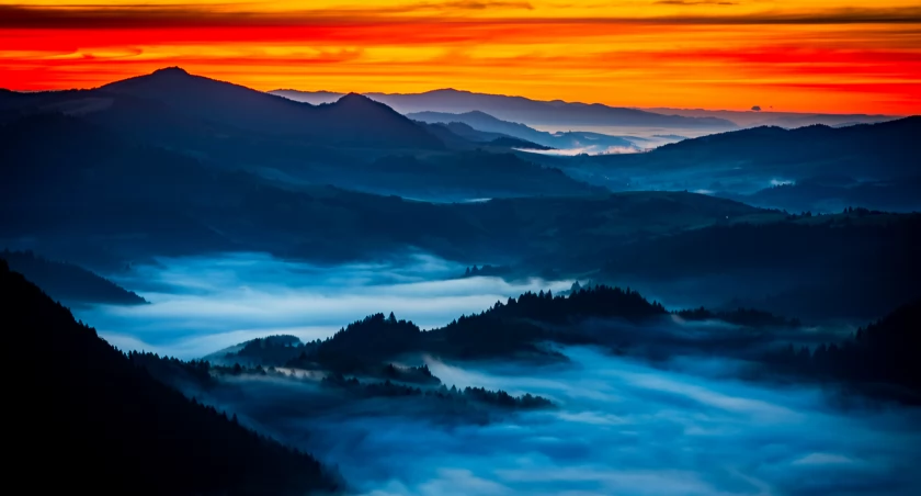 Rzut oka na Małe Pieniny i Słowację na chwilę przed wschodem słońca. Zdjęcie Bartek Muracki