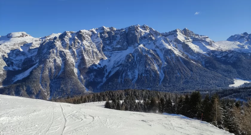Widok na Dolomity Brenty (z prawej strony z Passo del Grostè) ze zjazdu z Monte Vigo w stronę Madonny di Campiglio. Zdjęcie Anna Kłos