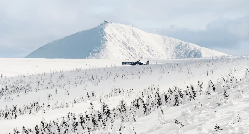 Widok na Śnieżkę od czeskiej strony. Na pierwszym planie Luční Bouda. Zdjęcie Adobe Stock