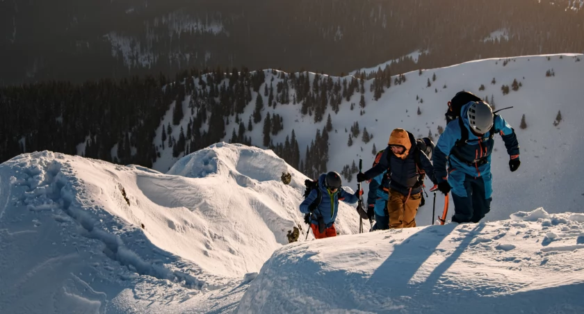 Zimowe aktywności w górach wymagają znajomości zasad bezpieczeństwa. Zdjęcie Adobe Stock