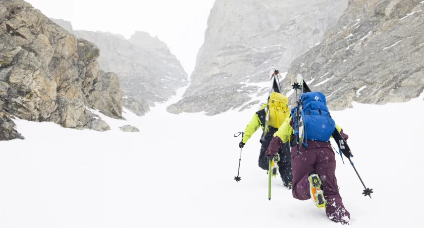 Wybór najlepszego sprzętu do zimowych wędrówek to gwarancja bezpieczeństwa