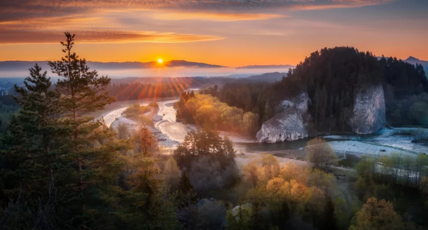 Wschód słońca z Obłazowej. Widok na Przełom Białki. Zdjęcie Adobe Stock