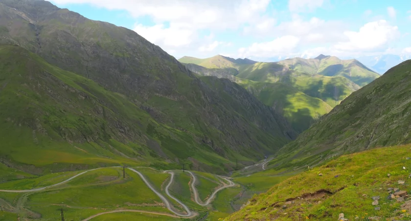 Widok z przełęczy Abano na Tuszetię. Wielki Kaukaz w tle. Zdjęcie Konrad Tulej