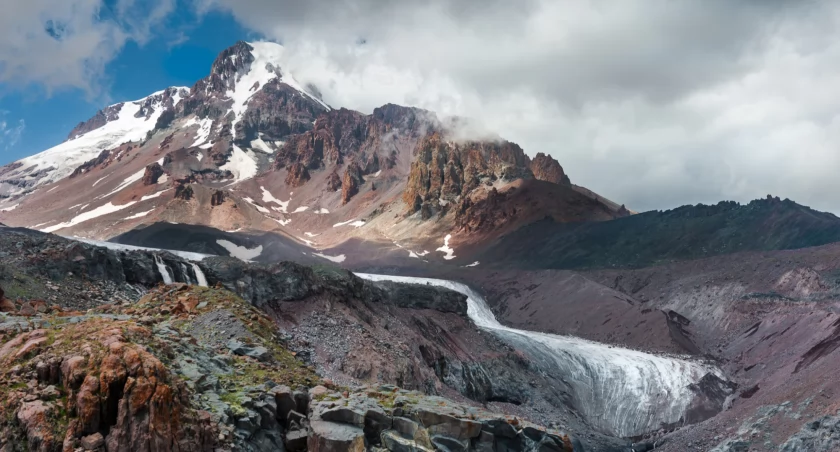 Widok z Altihut na lodowiec Gergeti i Kazbek. Zdjęcie Bartek Obrzut