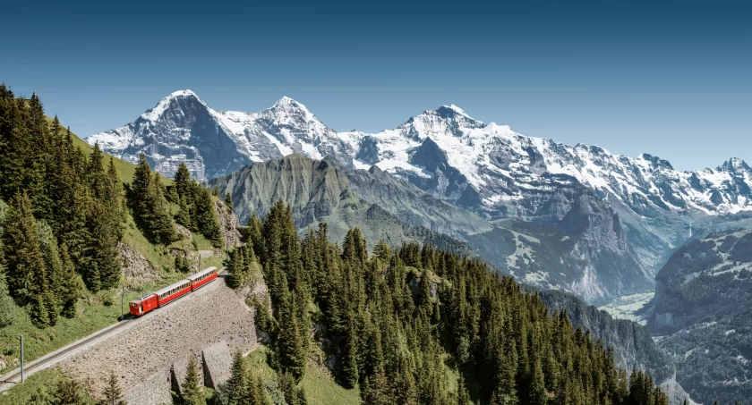 Kolejka zębata Schynige Platte-Bahn, a na drugim planie Eiger, Mönch i Jungfrau. Zdjęcie Switzerland Tourism