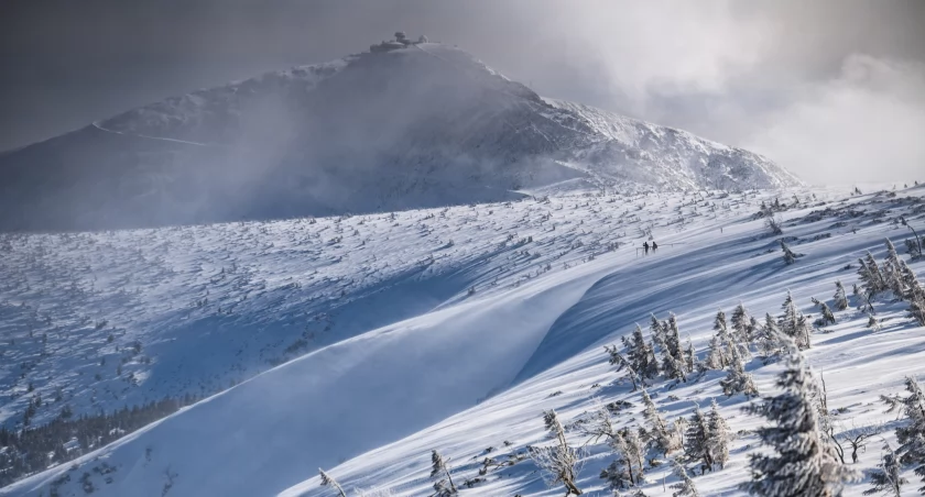 Widok na Śnieżkę i opadającą z niej rynnę śmierci. Zdjęcie Rafał Kotylak