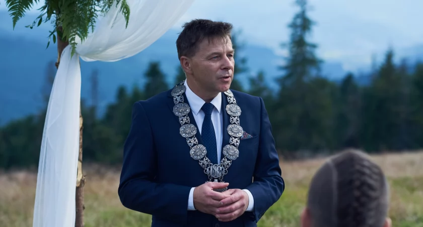 Wójt gminy Ujsoły Tadeusz Piętka podczas ślubu na wysokościach. Zdjęcie z archiwum Katarzyny i Michała Baranowskich