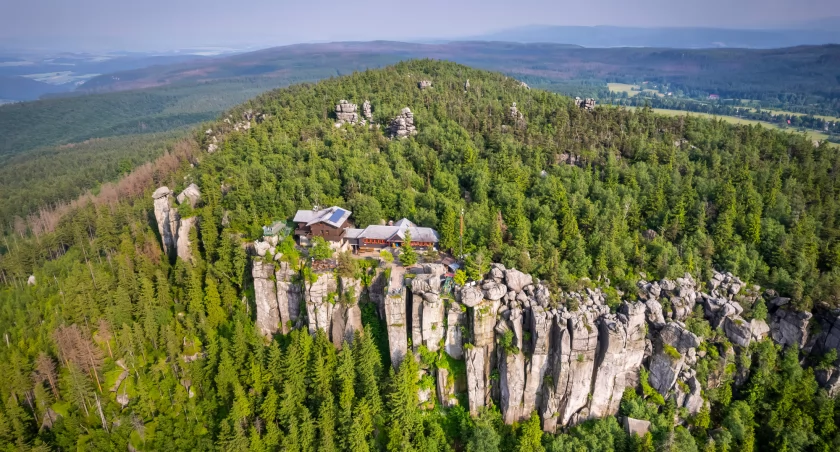 Szczeliniec z lotu ptaka. Zdjęcie Adobe Stock