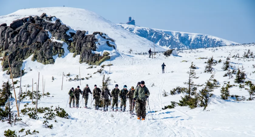 Żołnierze podczas zimowego marszu w Karkonoszach. W tle Wielki Szyszak i Śnieżne Kotły. Zdjęcie z archiwum Andrzeja Demkowicza