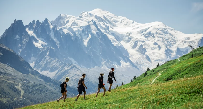 Wędrówka szlakiem Tour du Mont Blanc to takie piękne widoki na najwyższy szczyt Europy. Zdjęcie Press Chamonix