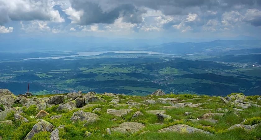 Panorama z Babiej Góry na południowy wschód. Od lewej: Tatry Zachodnie, Pogórze Przedtatrzańskie, Zbiornik Orawski i Magura Orawska. Zdjęcie Kuba Polanowski