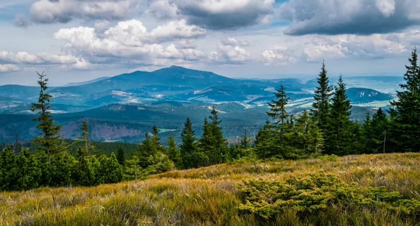 Widok z Pilska w kierunku Babiej Góry. Zdjęcie Adobe Stock