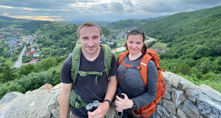 Dorota i Bartek na finiszu w Rytrze. Dolina Popradu i Rytro. Widok z wieży zamkowej. Zdjęcie Kajetan Domagała