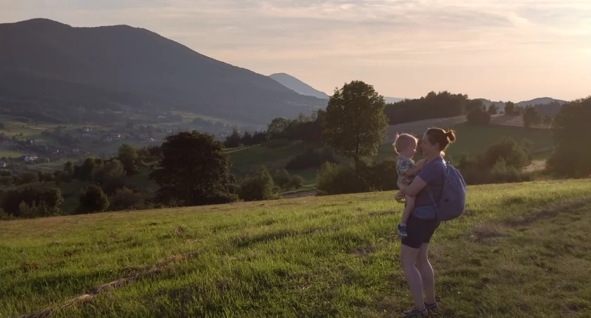 Widok na masyw Śnieżnicy z okolic miejscowości Dobra. Zdjęcie Andrzej Otrębski