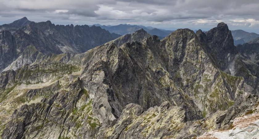 Podejście na Rysy to spektakularne widoki na wszystkie strony świata. Zdjęcie Mikołaj Gospodarek