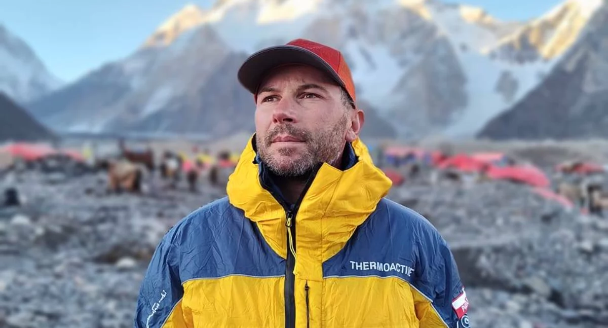 Piotr Krzyżowski. Foto Kamil Kozłowski Concordia Pakistan w tle Broad Peak