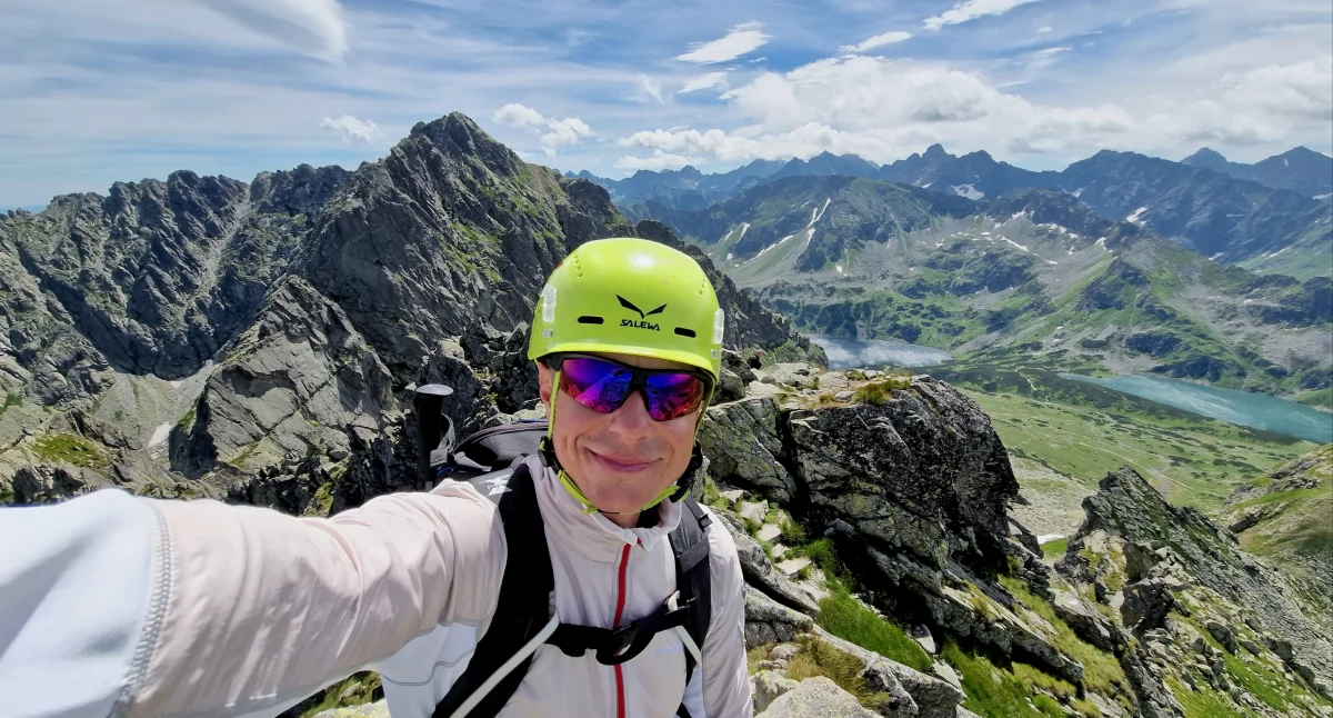 Marcin Rytel na Orlej Perci, w tle Kozi Wierch (2291 m n.p.m.) i Dolina Pięciu Stawów Polskich