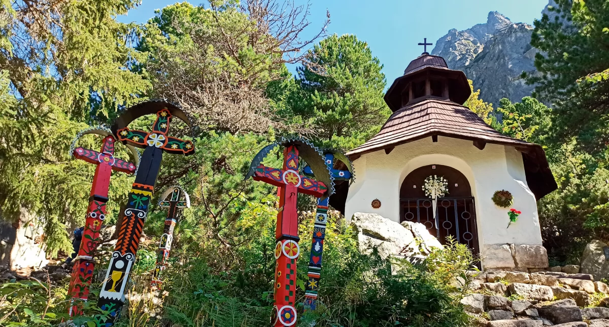 Główna kaplica cmentarza pod Osterwą i krzyże detvańskie. Zdjęcie Monika Witkowska