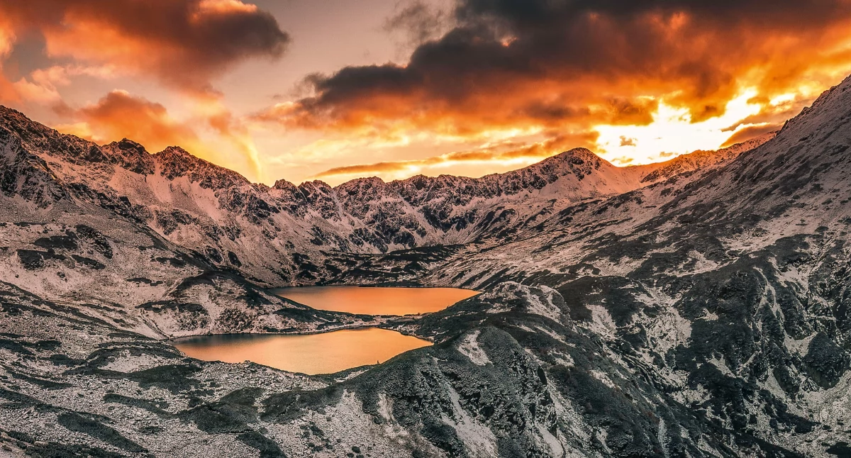 Dolina Pięciu Stawów Polskich pięknie prezentuje się ze Świstowej Czuby fot. Karol Nienartowicz