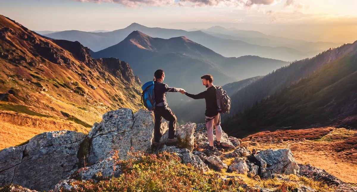 Partnerstwo w górach. Wygenerowano za pomocą narzędzia Adobe Firefly