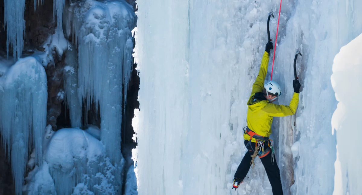 Wspinanie w lodospadach to jedna z bardziej niebezpiecznych aktywności górskich. Fot. Adobe Stock