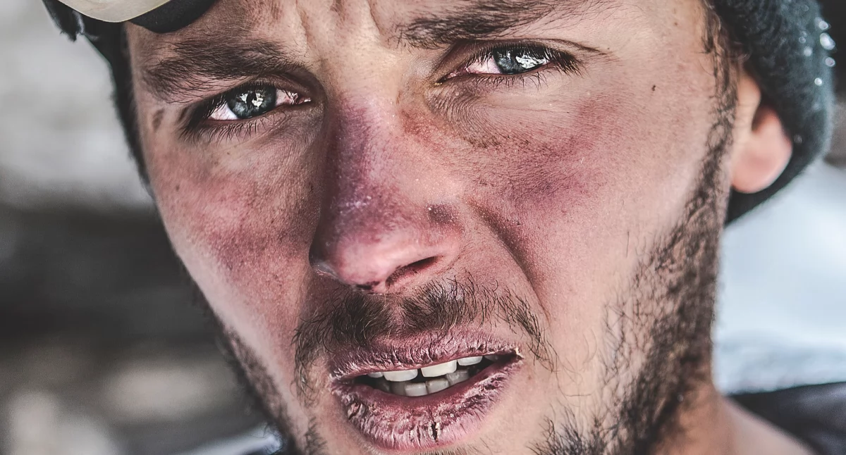 Portret skialpinisty podczas wyprawy na Śnieżną Panterę, czyli pięć 7-tysięczników na terenie byłego ZSRR. Zdjęcie Marcin Kin