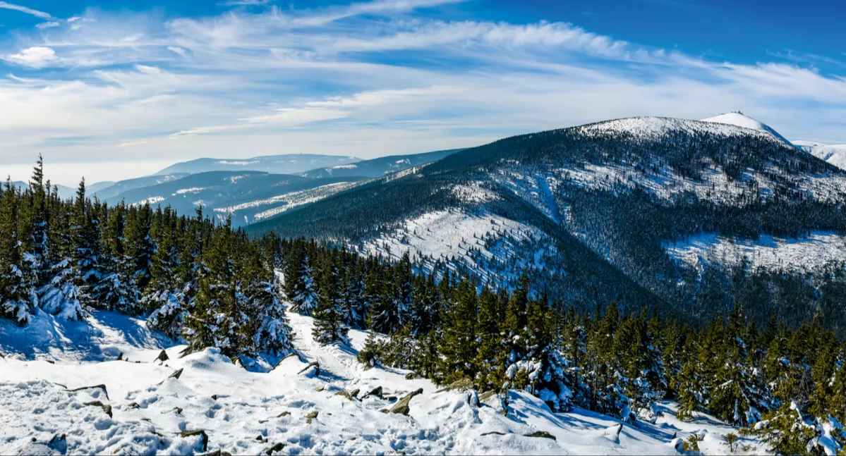 Panorama ze Skalnego Stołu na zachód, na horyzoncie Śnieżka. Fot. Magdalena Machowicz www.wiecznatulaczka.pl