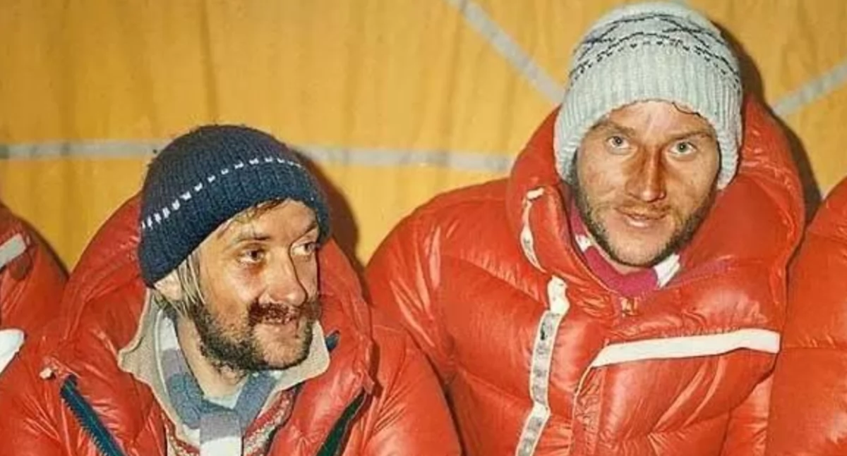 Krzysztof Wielicki i Leszek Cichy w bazie po zdobyciu Mount Everestu zimą. Zdjęcie Bogdan Jankowski