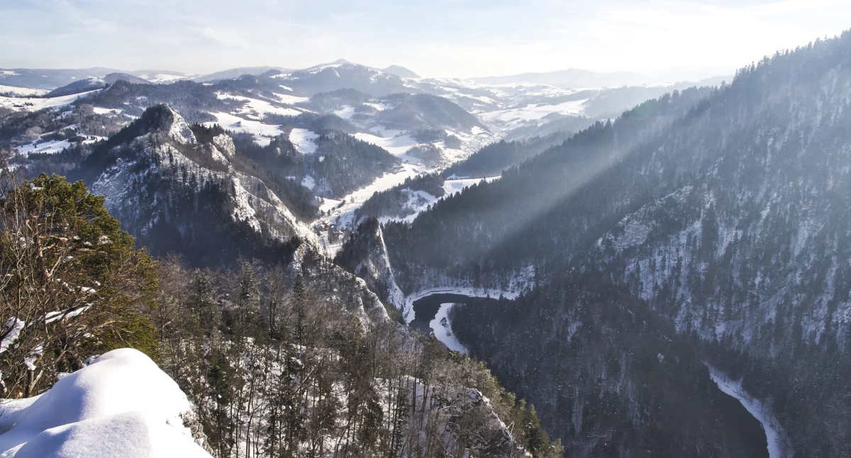 Wstęga Dunajca i rzut oka w stronę Małych Pienin ze szczytu Sokolicy. Zdjęcie Michał Parwa