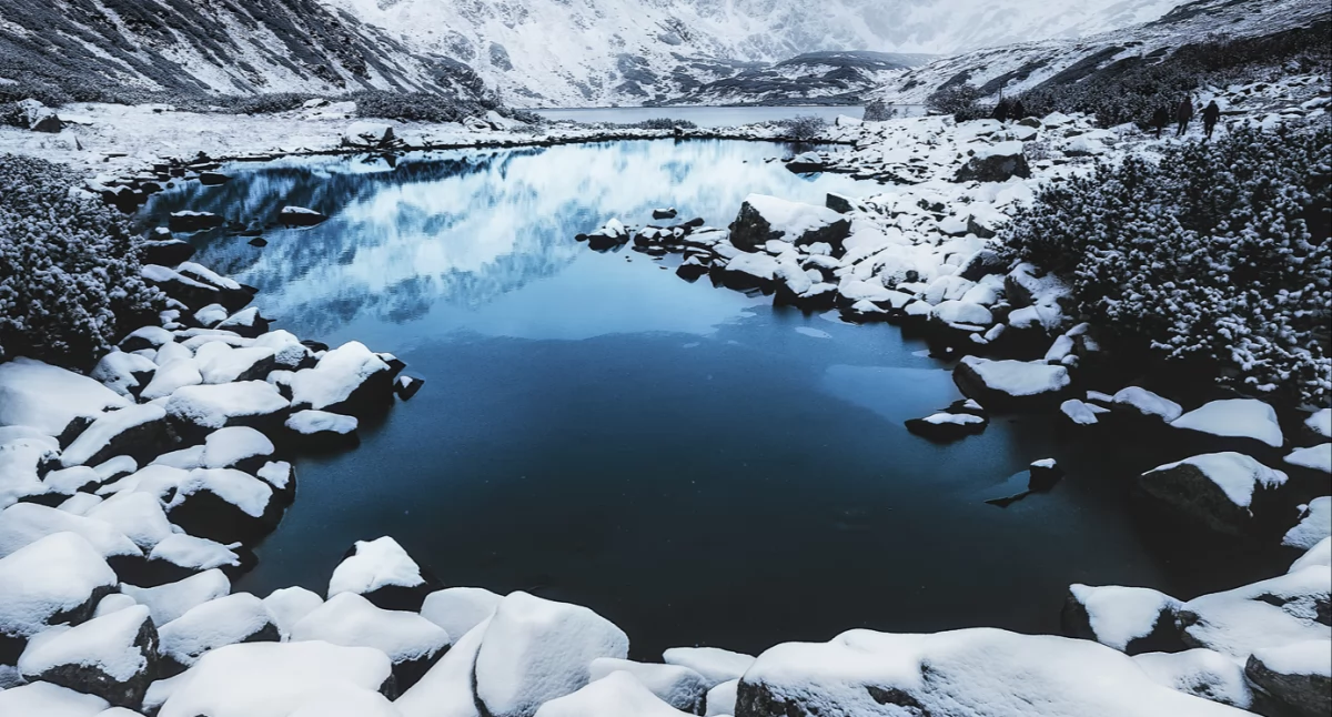 Tatrzańskie stawy potrafią zachwycić o każdej porze roku. Fot. Kuba Witos
