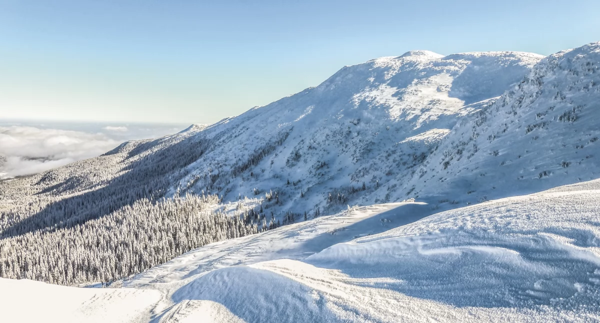 Diablak (1725 m n.p.m.) widziany od strony przełęczy Brona. W cieniu słynna Perć Akademików. Zdjęcie Andrzej Otrębski