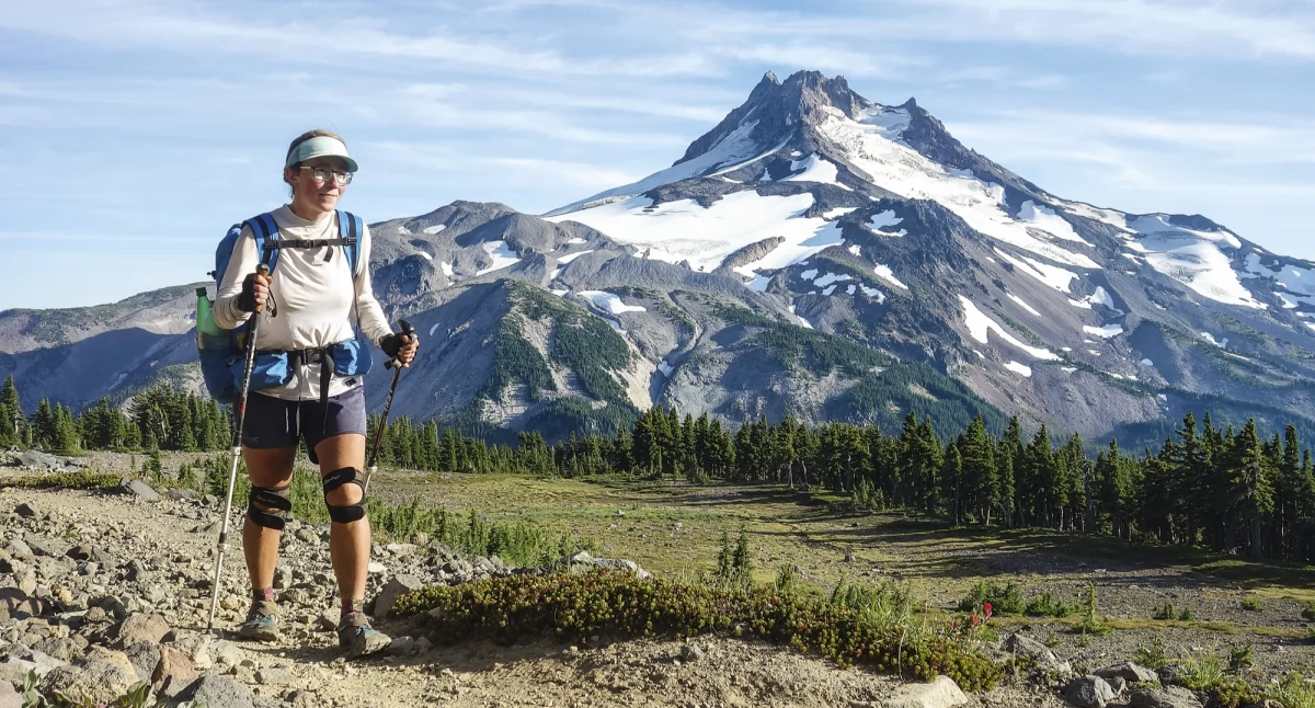 Autorka na tle wulkanu Mount Jefferson (3199 m n.p.m.). Zdjęcie z archiwum Agnieszki Dziadek
