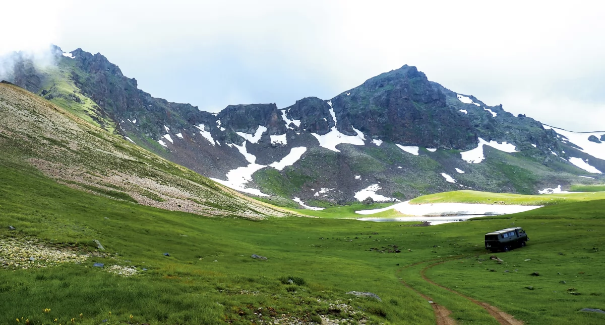Nad jezioro, jedynie latem zapuszczają się komercyjne wycieczki. Codziennymi bywalcami tych terenów są niedźwiedzie brunatne, zdjęcie Konrad Tulej