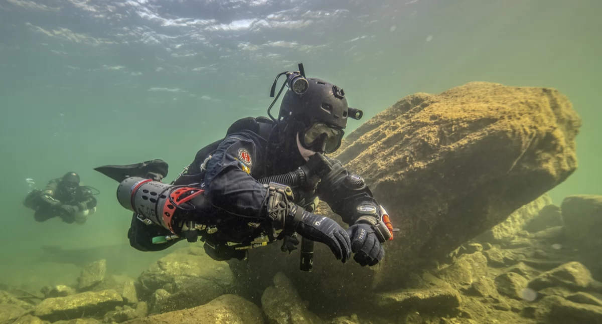 Po zamarznięciu Morskiego Oka są w nim warunki jaskiniowe. Zdjęcie Sławek Packo Paco Clips