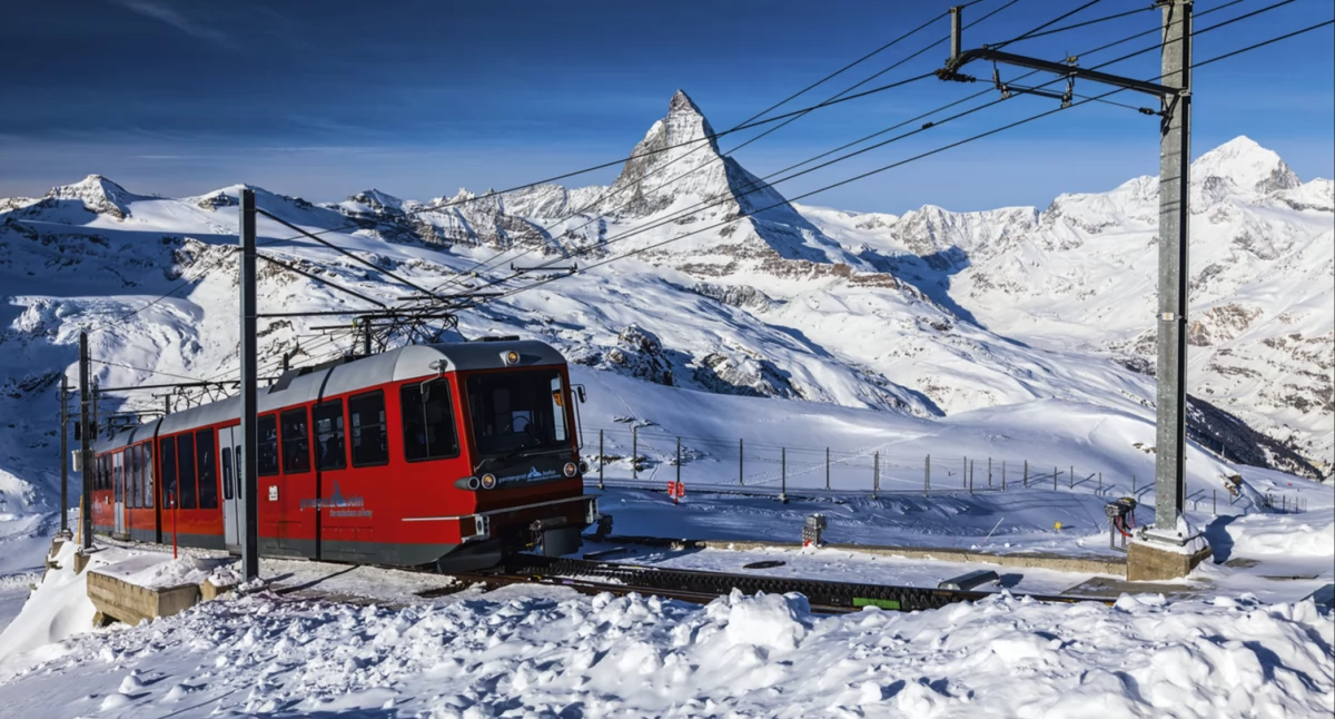 Kolejka z Zermatt na Gornergrat tuż przed stacją końcową z Matterhornem w tle. Zdjęcie Mikołaj Gospodarek
