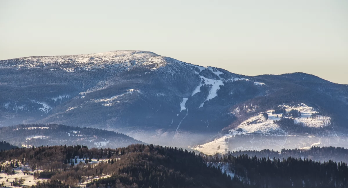 Pilsko i Hala Miziowa widziane ze szczytu Jałowca. Fot. Andrzej Otrębski