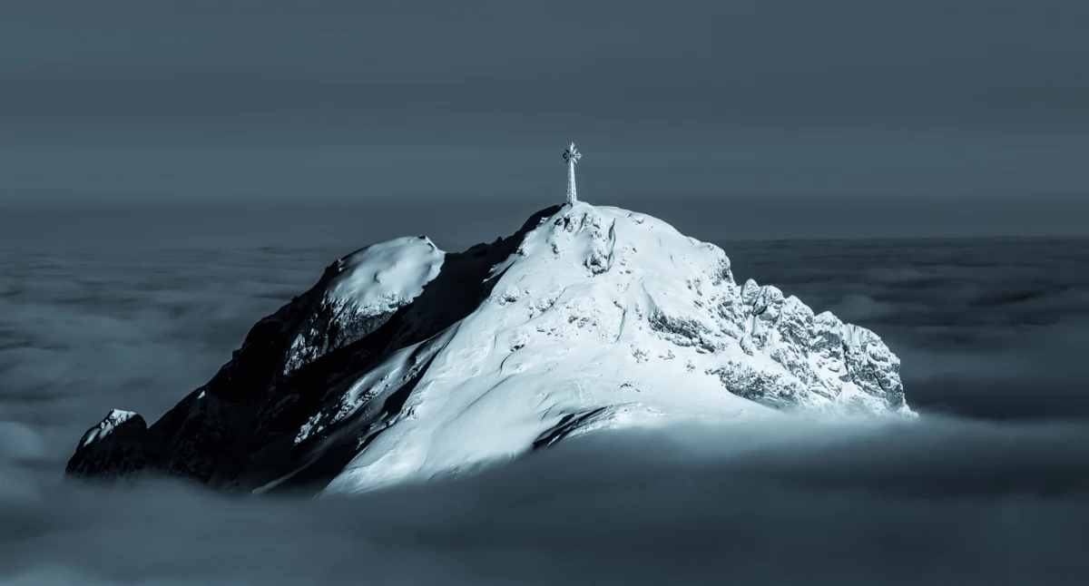 Giewont otulony chmurami. Zdjęcie Kuba Witos
